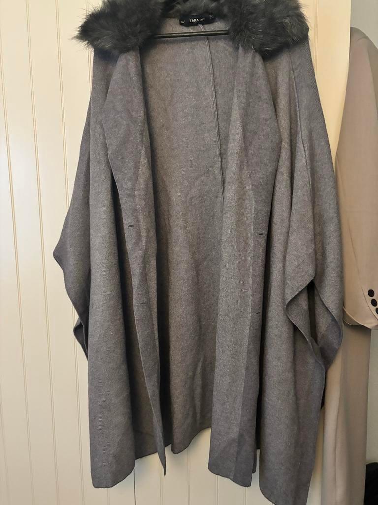 Grijze Zara cape met bontkraag, Ophalen of Verzenden, Gedragen, Maat 38/40 (M), Grijs