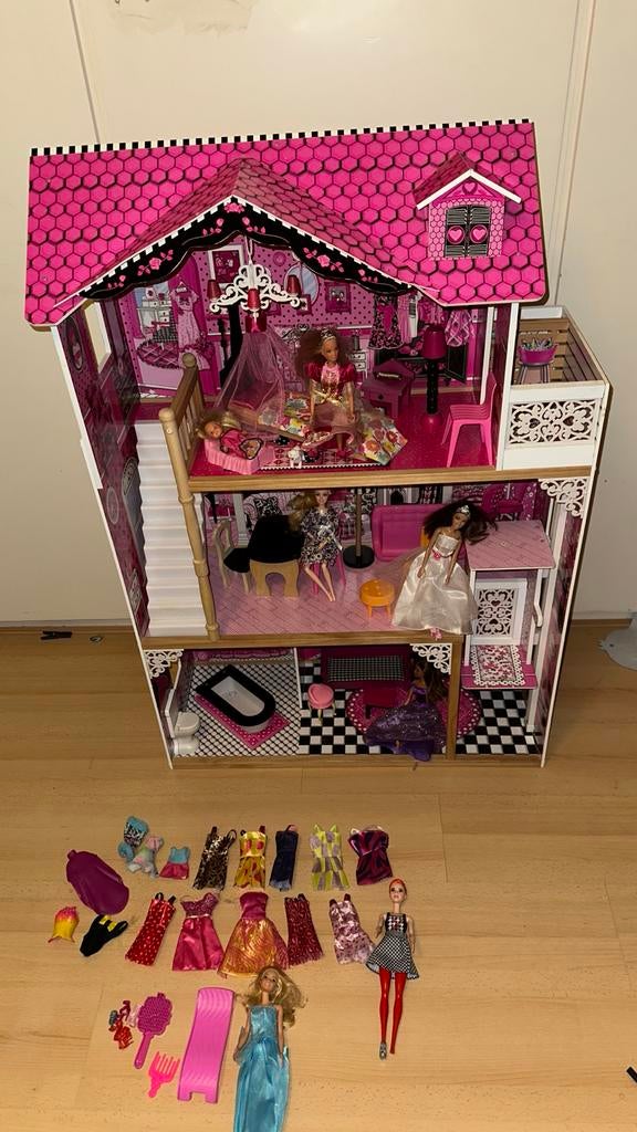 Groot Poppenhuis met 9 Barbies, Lift & Veel Accessoires, Kinderen en Baby's, Speelgoed | Poppenhuizen, Gebruikt, Poppenhuis, Ophalen