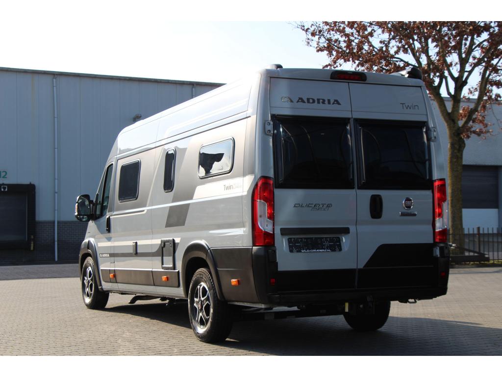 Adria Twin Supreme 640 SGX - 180PK AUT - HEFBED - XXL GARAGE, Caravans en Kamperen, Automaat, Buscamper of Camperbus, Ringverwarming