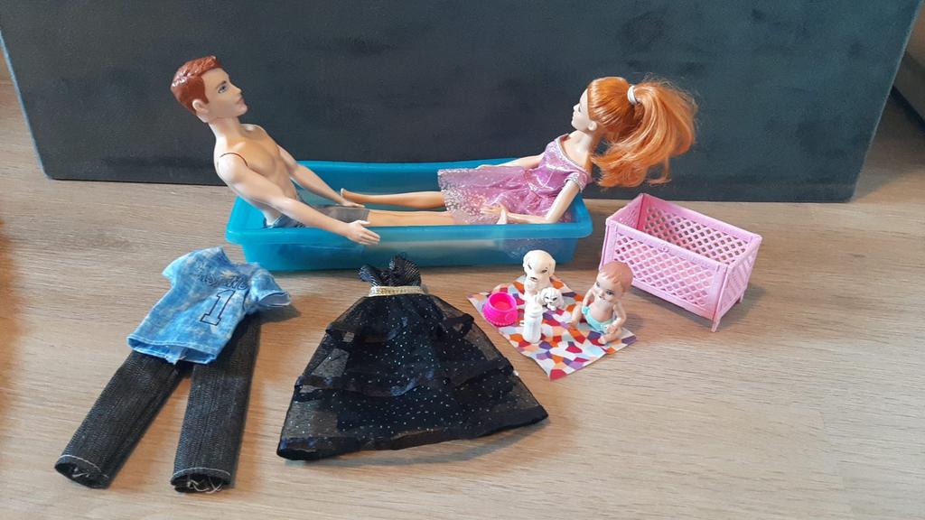 Ken en Barbie met accessoires, Ophalen of Verzenden, Gebruikt, Barbie