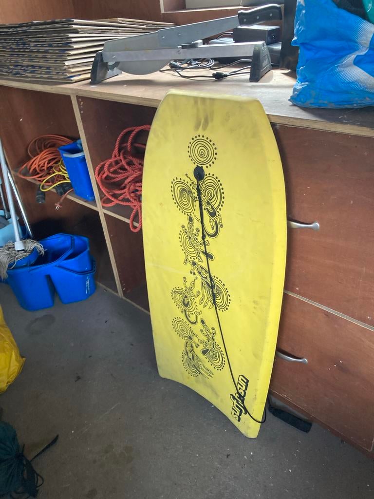 Gele bodyboard met koord - Ideaal voor beginners, Watersport en Boten, Ophalen, Gebruikt, Overige typen, Met koord