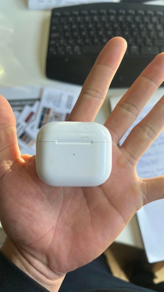 2. Airpods 3 charging case lightning, Telecommunicatie, Mobiele telefoons | Oordopjes, Ophalen of Verzenden, Zo goed als nieuw