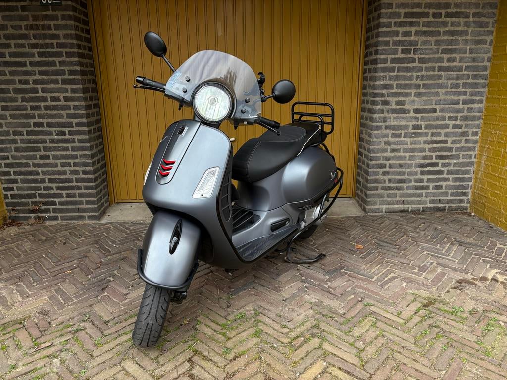 Vespa GTS Super 300 HPE - Matgrijs - Akrapovic uitlaat, Ophalen, Gebruikt, Overige modellen, Maximaal 45 km/u