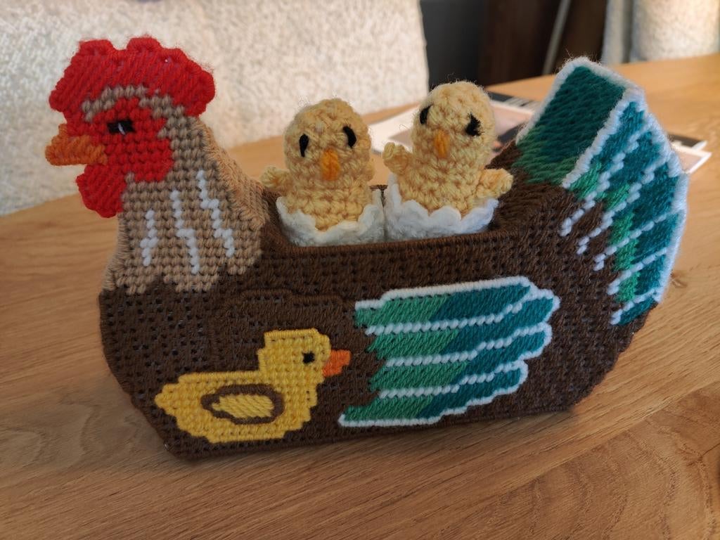 Gehaakte gebreide kip met 2 losse kuikentjes in mandje Pasen, Ophalen of Verzenden