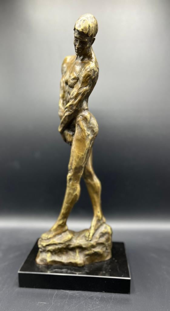 Groot bronzen beeld op een marmeren voet van mannelijk naakt, Antiek en Kunst, Kunst | Beelden en Houtsnijwerken, Ophalen of Verzenden