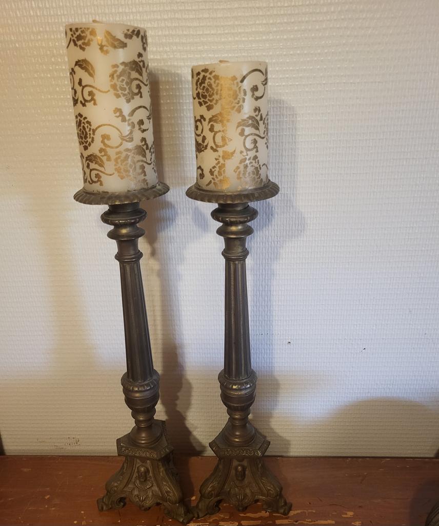 2koperen /bronzen kerkkandelaar met  afbeeldingen in voet, Antiek en Kunst, Antiek | Kandelaars, Ophalen of Verzenden, Koper of Brons