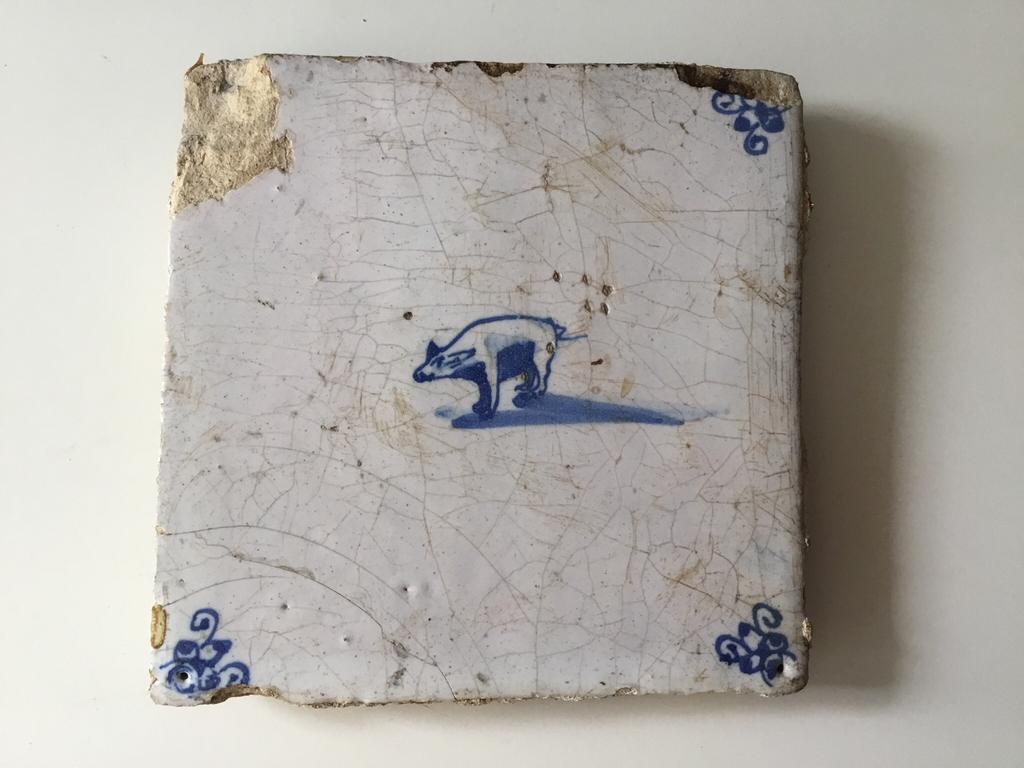 Antieke tegel ( in Hilversum ), Antiek en Kunst, Antiek | Wandborden en Tegels, Ophalen of Verzenden