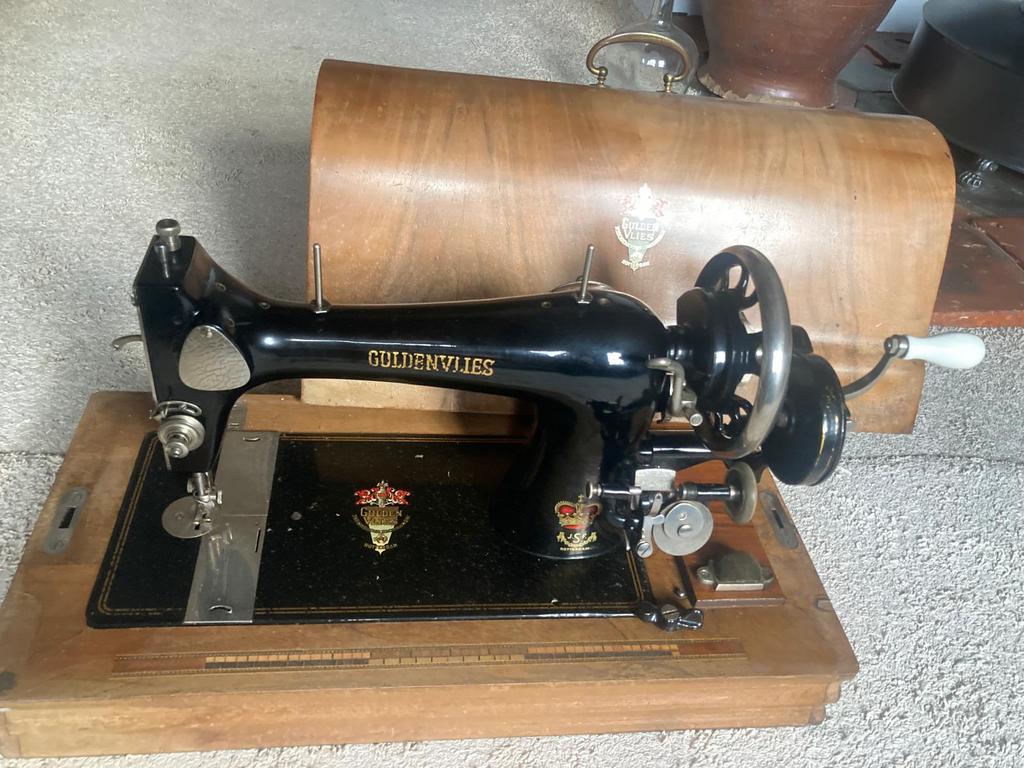 Naaimachine “Guldenvlies” incl. kap, Ophalen