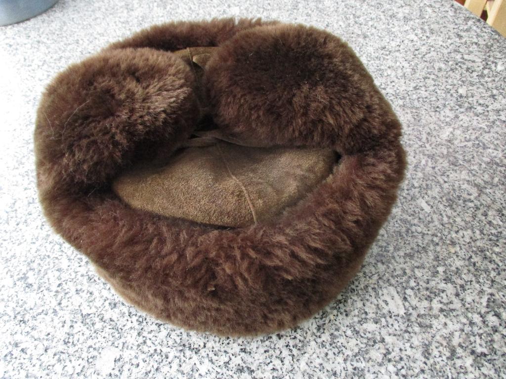 Bruine suede bontmuts maat 58 merk Horting & Sons London, Maat 52/54 (L), Horting & Sons, Ophalen of Verzenden, Zo goed als nieuw