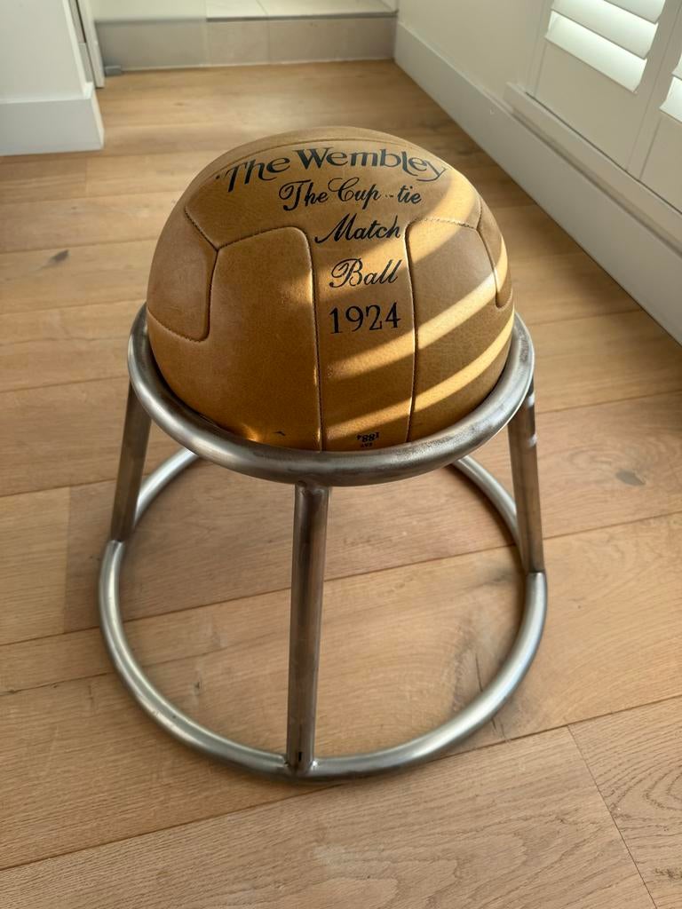Metalen krukje / poef (“The Wembley” voetbal), Ophalen, Zo goed als nieuw, IJzer