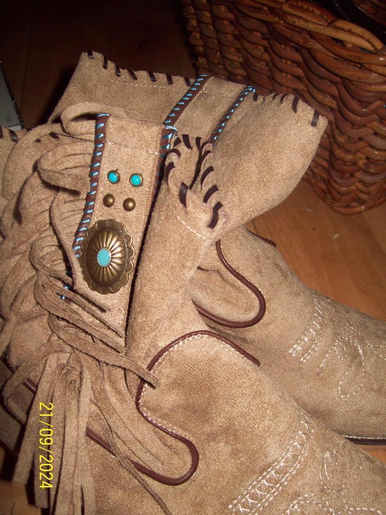 Boho Enkellaarzen Western suède beige  met blauwe steen 39, Beige, Lage of Enkellaarzen, Ophalen of Verzenden, Zo goed als nieuw