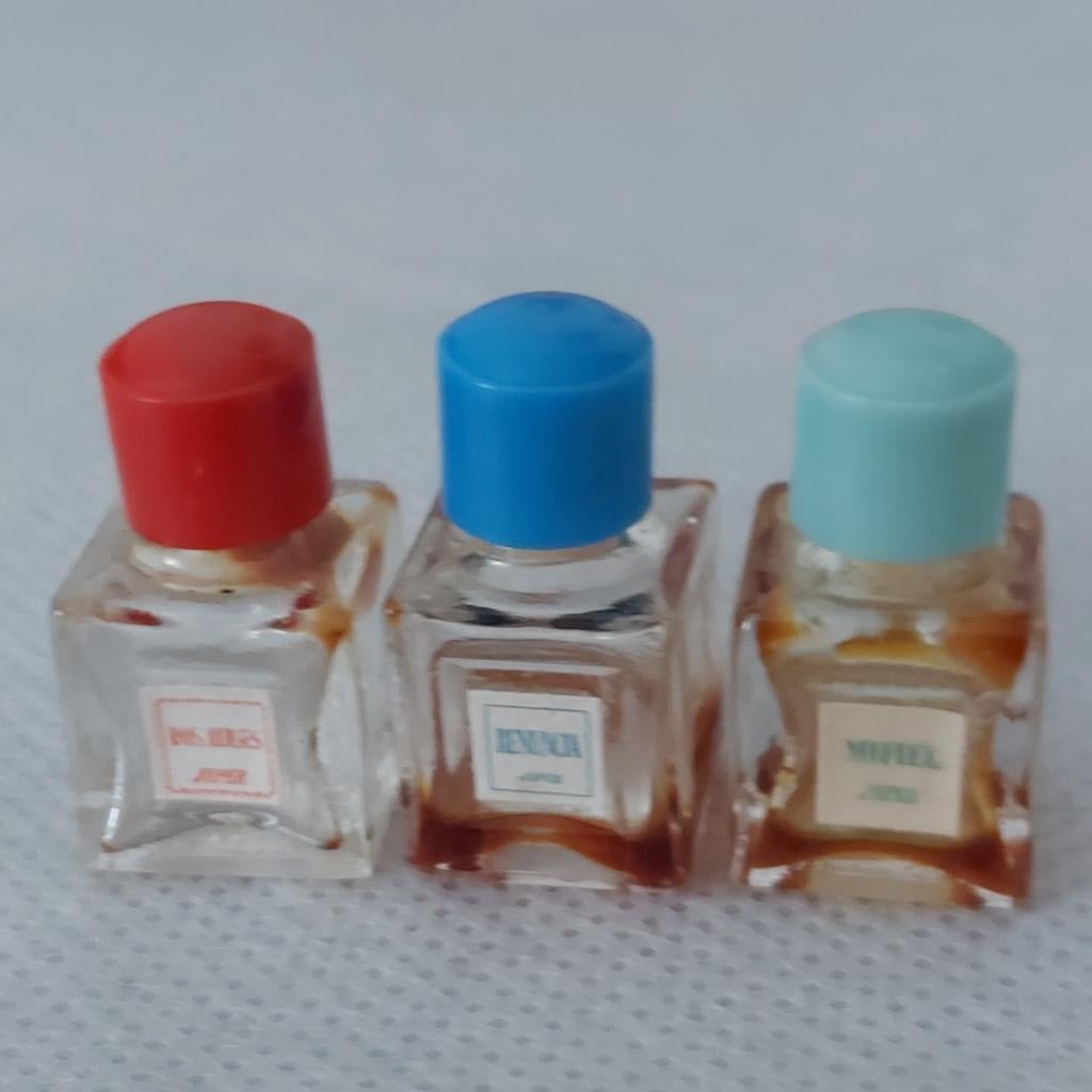 3 Kleine lege oude parfumflesjes, Verzamelen, Verzenden, Zo goed als nieuw, Miniatuur