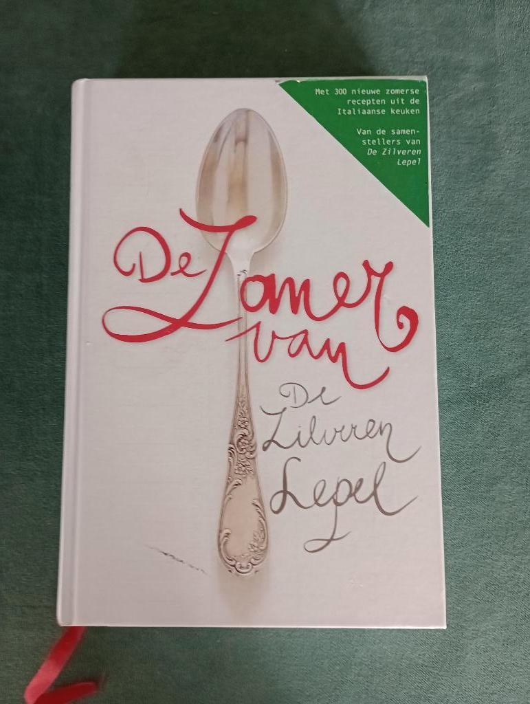 DE ZOMER VAN DE ZILVEREN LEPEL    Als nieuw hardback, Boeken, Kookboeken, Italië, Diverse auteurs, Ophalen of Verzenden, Zo goed als nieuw