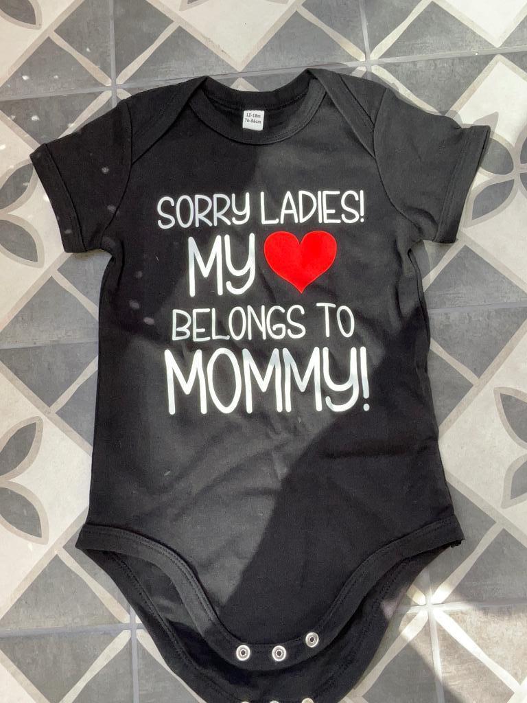 Rompertje met tekst Sorry Ladies My LOVE Belongs to Mommy, Nacht- of Onderkleding, Nieuw, Ophalen of Verzenden, Emmen