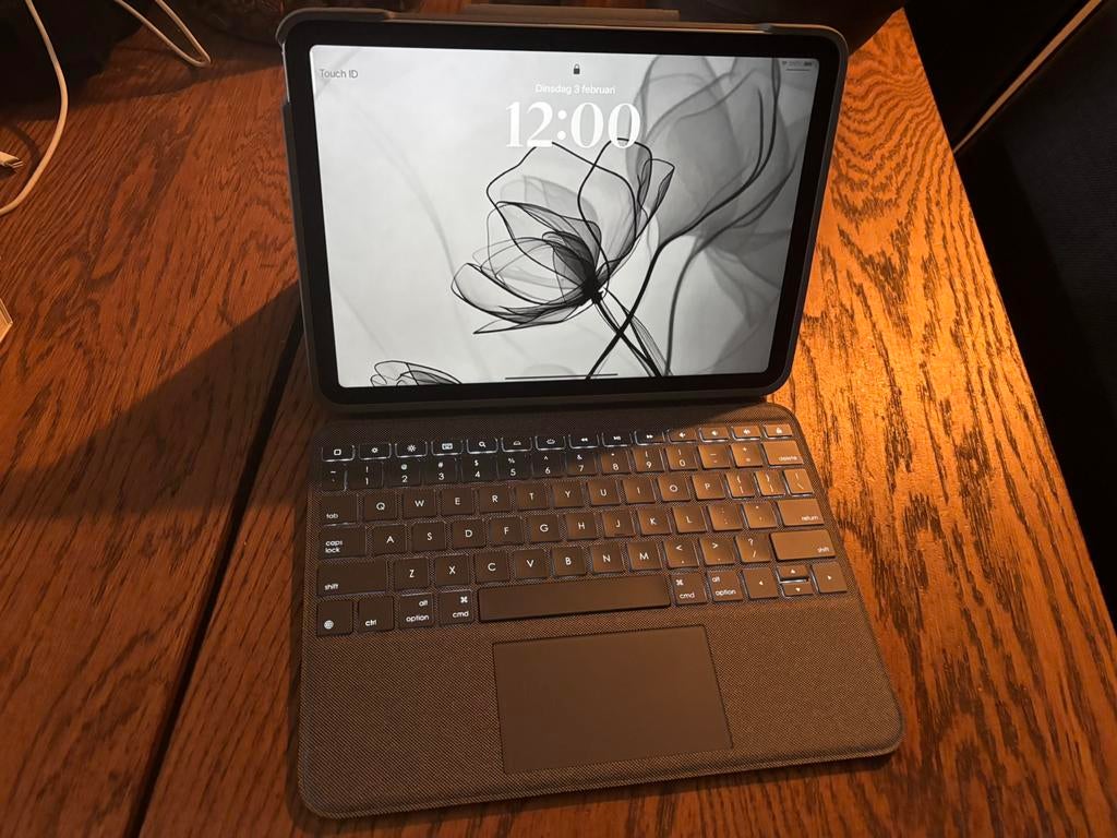 iPad Air 11 inch 2024 (128GB) + Logitech Folio Touch, Computers en Software, Chromebooks, Zo goed als nieuw, 11 inch, 8 GB, 128 GB