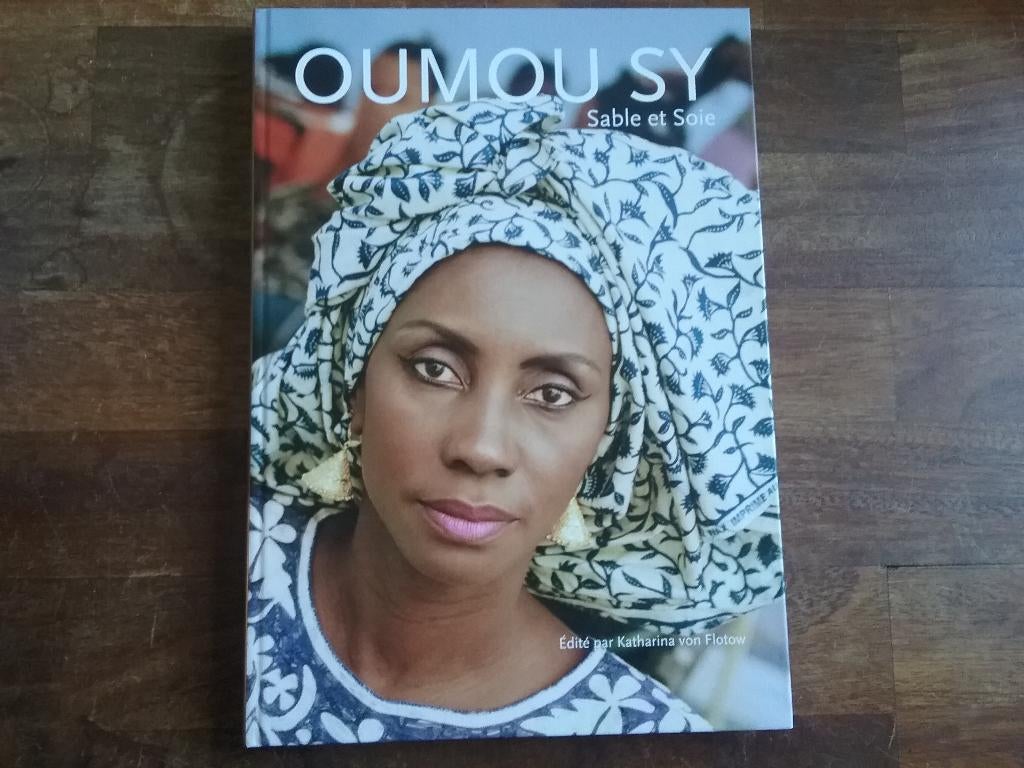 Oumou Sy - Sable et Soie (2010; modeontwerpster Senegal), Boeken, Ophalen of Verzenden, Zo goed als nieuw, Couturiers