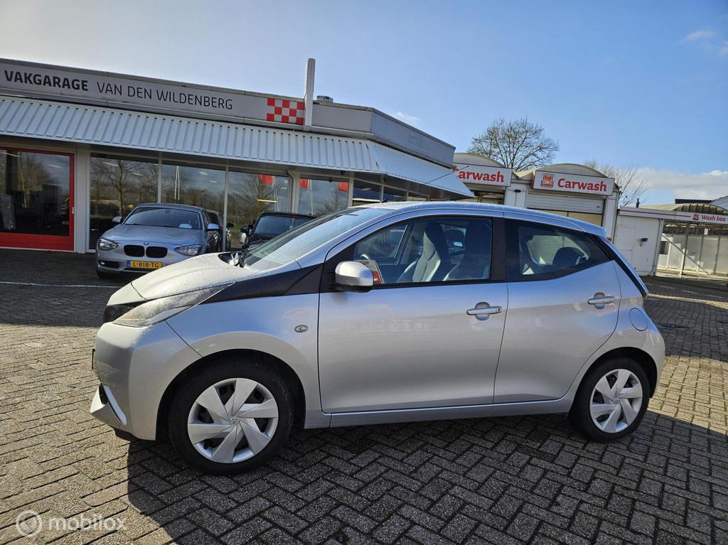 Toyota Aygo 1.0 VVT-i x-play AUTOMAAT, Auto's, Toyota, Gebruikt, Euro 6, 4 stoelen, Startonderbreker