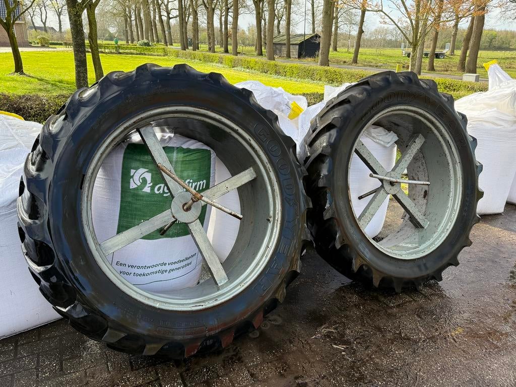 Set dubbel lucht wielen 13.6R38 good year, Ophalen