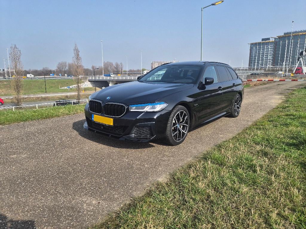 BMW 530e Touring 2022 | M-Sport | HUD | Pano | Trekhaak |VOL, 1998 cc, Achterwielaandrijving, 4 cilinders, Zwart