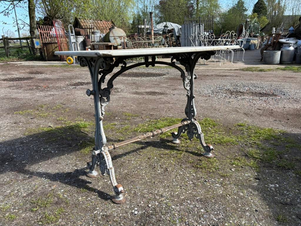 Antieke bistro tafel met marmer blad en gietijzeren poten, Ophalen of Verzenden