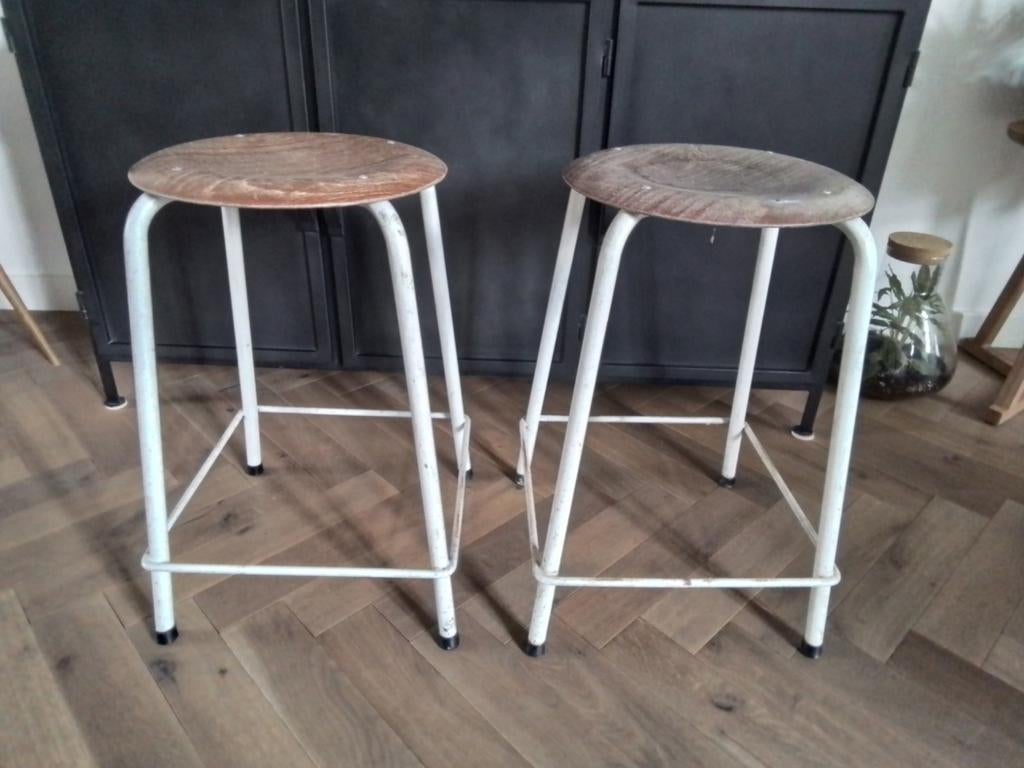 Vintage schoolkrukken (2), Ophalen, Gebruikt, Met voetsteun, 60 tot 90 cm