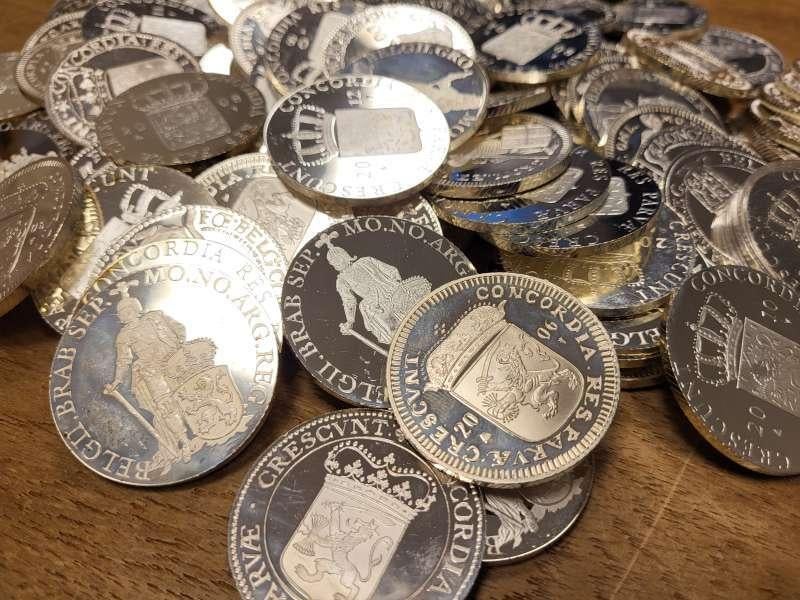 Ruim 500 gram netto zilveren dukaten, Postzegels en Munten, Edelmetalen en Baren, Ophalen of Verzenden, Zilver