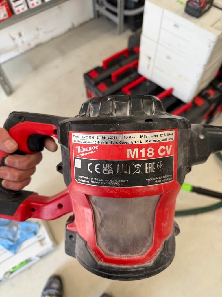 1x Milwaukee M18 CV Stofzuigers met slang en koffer, Witgoed en Apparatuur, Stofzuigers, Ophalen of Verzenden, Gebruikt, Reservoir