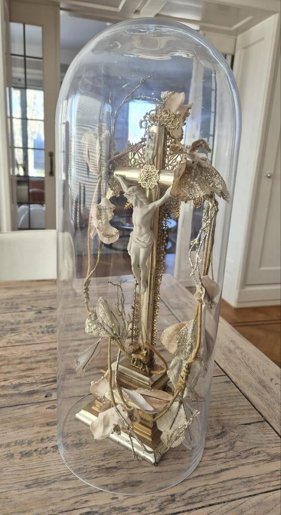 Decoratief kruisbeeld onder stolp  (the passion), Ophalen of Verzenden, Gebruikt