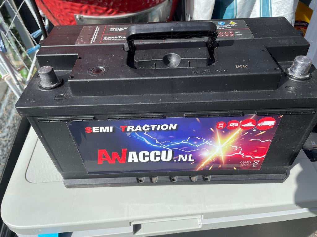 Caravan accu 100 AH met Schumacher lader en accubak, Ophalen, Gebruikt, Universele onderdelen