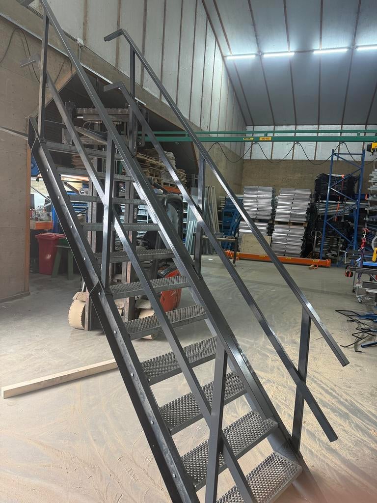 Gebruikte zoldertrap / steektrap, Ophalen, Zo goed als nieuw, Minder dan 2 meter