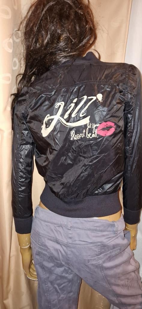 Zwarte Jill zomerjas met opdruk maat M zgan, Kleding | Dames, Maat 38/40 (M), Zwart, Ophalen of Verzenden, Zo goed als nieuw