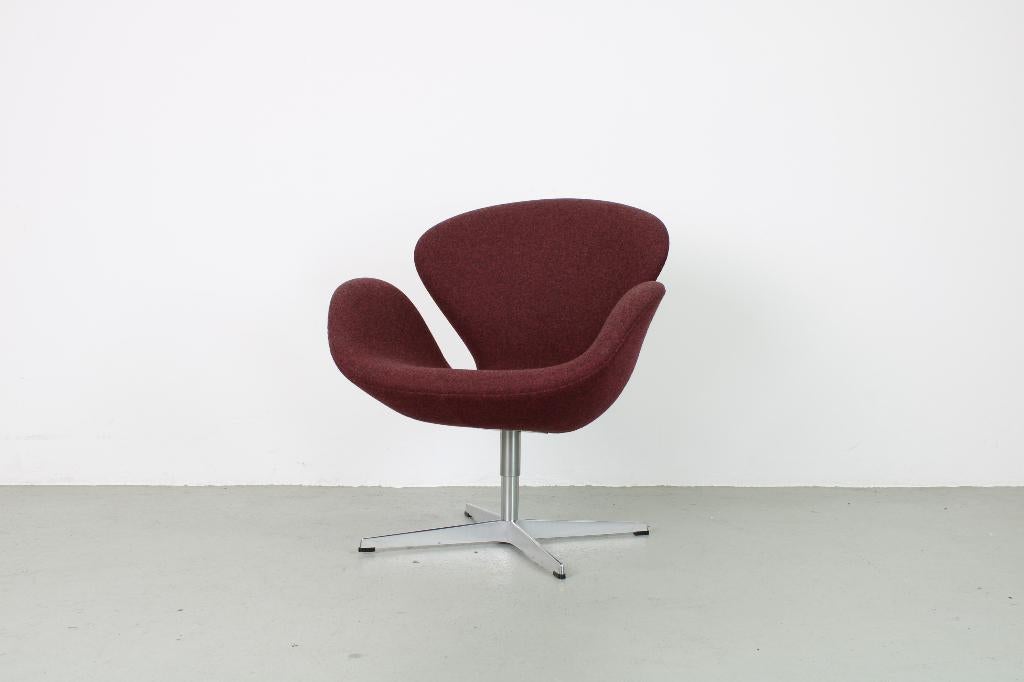 Fritz Hansen Swan fauteuil, Cozy stof: Burgundy (rood), Ophalen, Gebruikt, Minder dan 75 cm, Stof