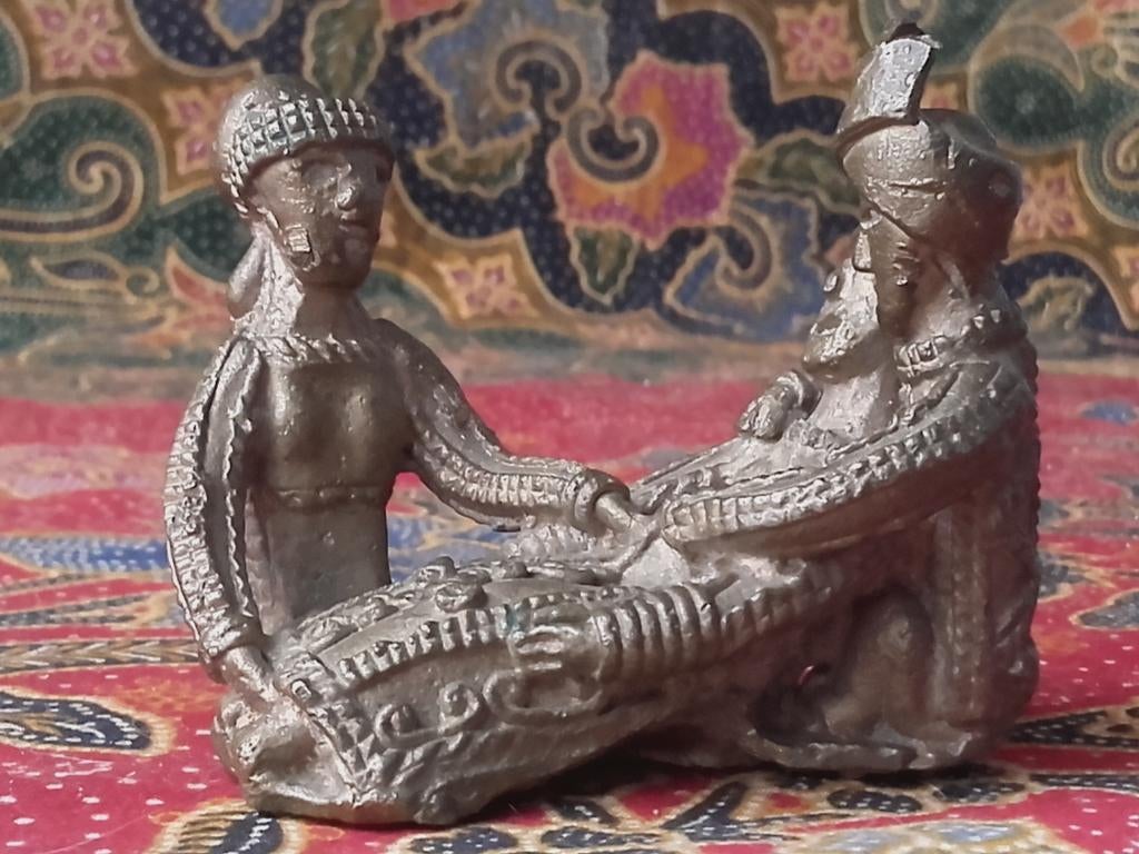 Zeldzaam antiek Oosters brons beeldje van een bevalling., Ophalen of Verzenden