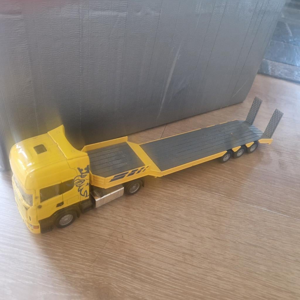 Siku Scania R620 V8 met dieplader - Geel, Hobby en Vrije tijd, Modelauto's | Overige schalen, Gebruikt, Bus of Vrachtwagen, Ophalen of Verzenden