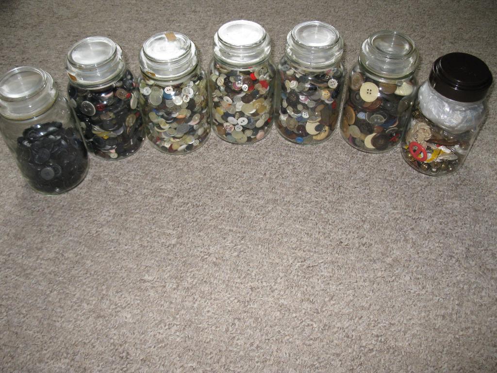 6 Potten  met knopen en 1 pot met gespen, haken en oogjes, Ophalen of Verzenden, Gebruikt, Knoop of Knopen