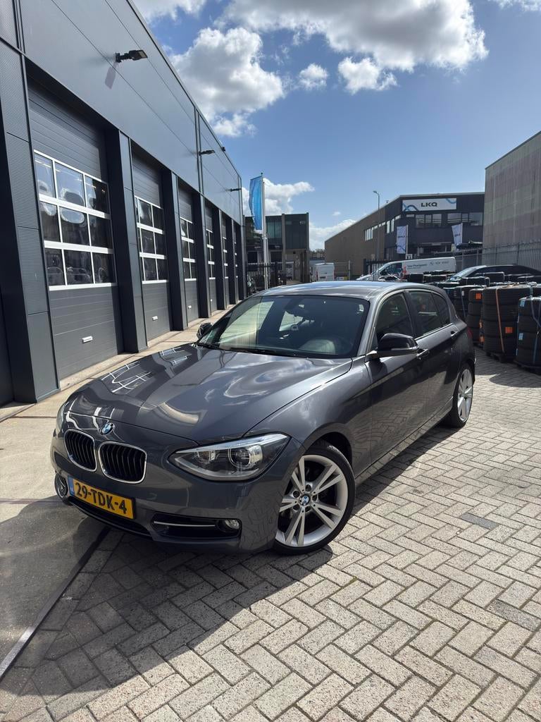 BMW 1-Serie 118I 125KW 5DR automaat 2012 Grijs, Auto's, BMW, Achterwielaandrijving, 4 cilinders, 1290 kg, Origineel Nederlands