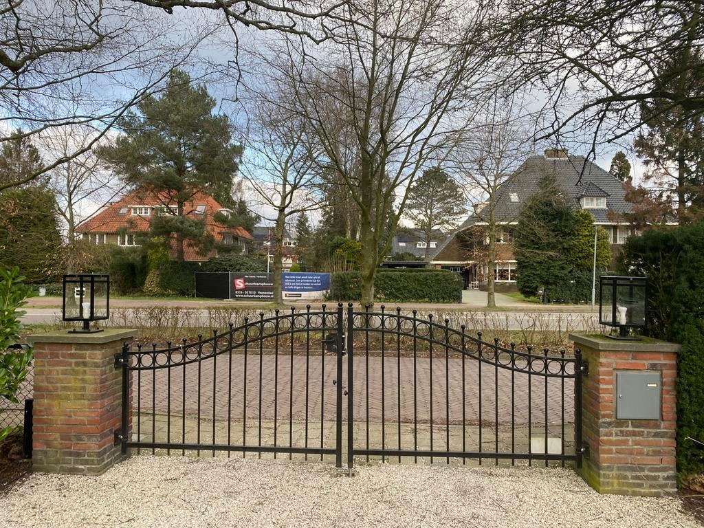 Van Klompenburg - smeedijzeren sierpoort, Met poort, Ophalen of Verzenden, Zo goed als nieuw, Sierhekwerk