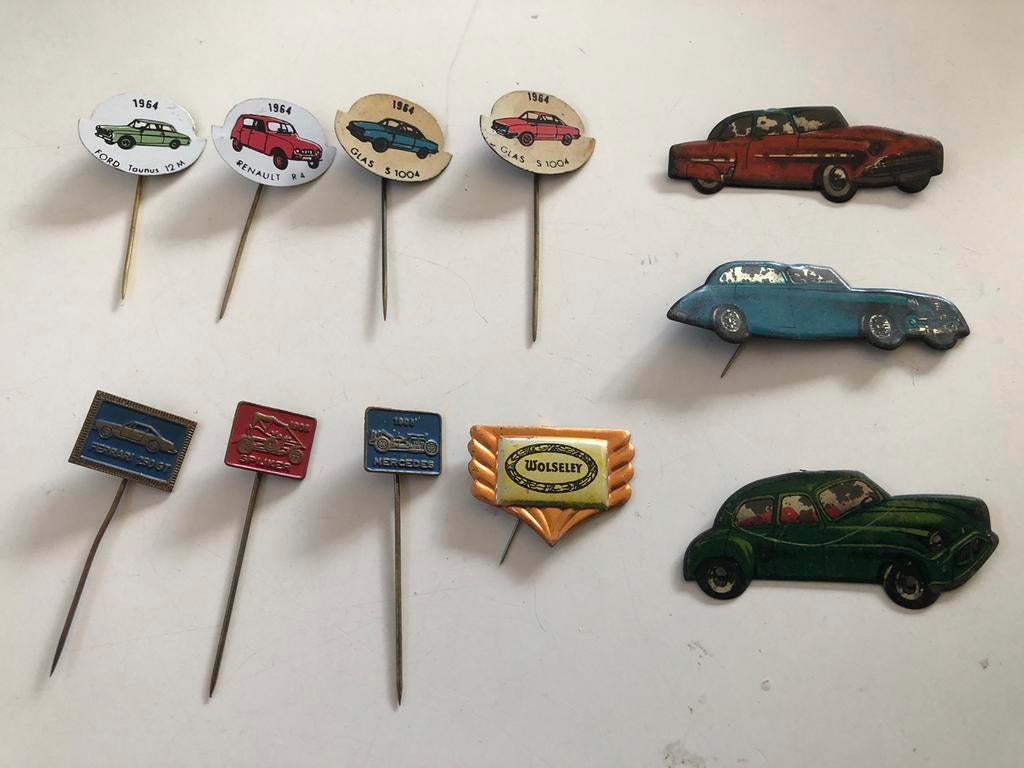 Serie 10: speldjes oa 12M, Glas, Wolseley, Hudson, Spijker, Verzamelen, Ophalen of Verzenden, Gebruikt, Overige onderwerpen, Speldje of Pin