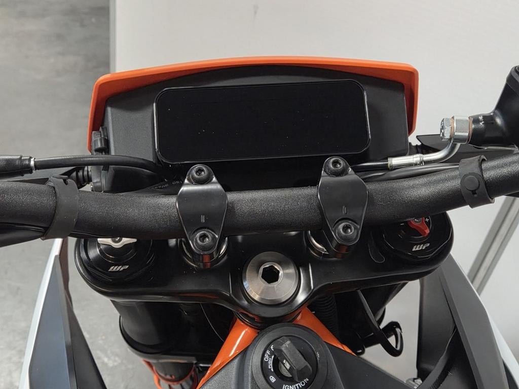 KTM 390 SMC R (bj 2025) - foto 3