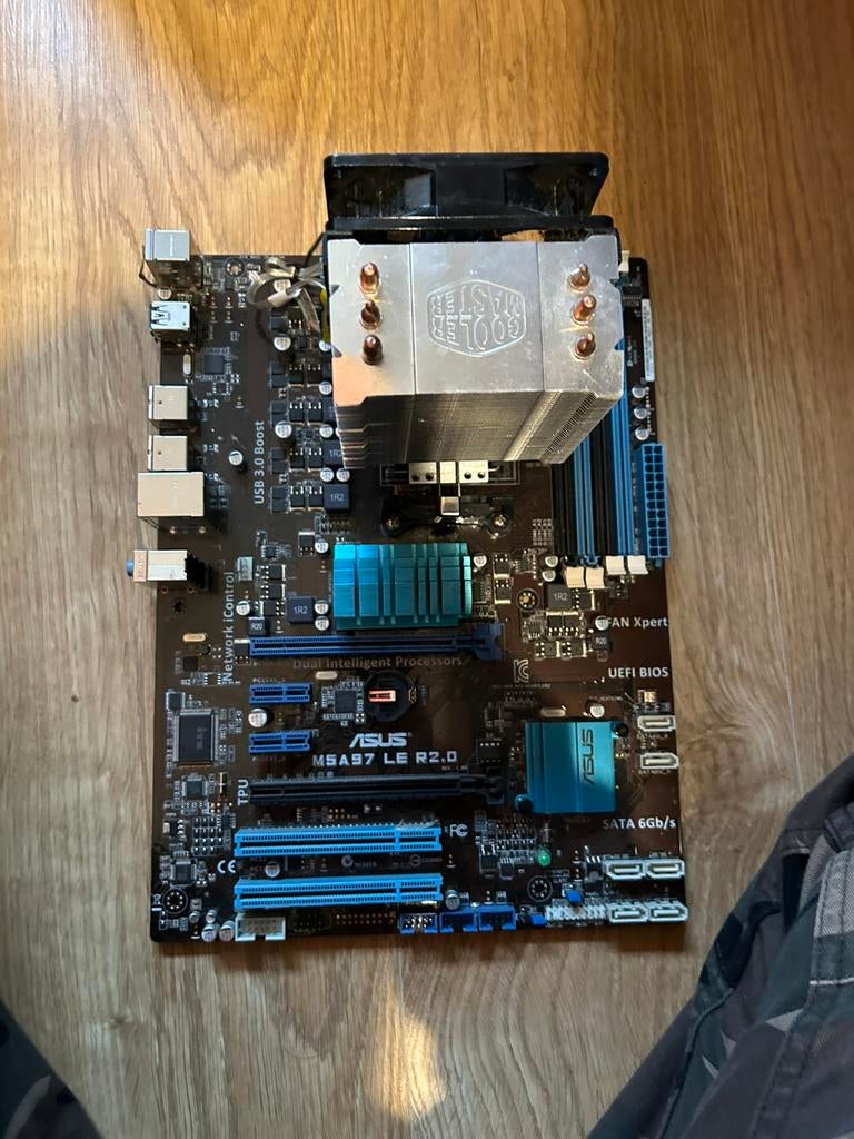 Krachtige AM3+ Set: ASUS M5A97 LE R2.0 + CM Koeler, Computers en Software, Moederborden, Ophalen, Zo goed als nieuw, DDR3