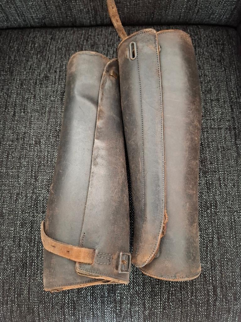 2 oude beenkappen, Ophalen of Verzenden, Landmacht, Nederland, Kleding of Schoenen