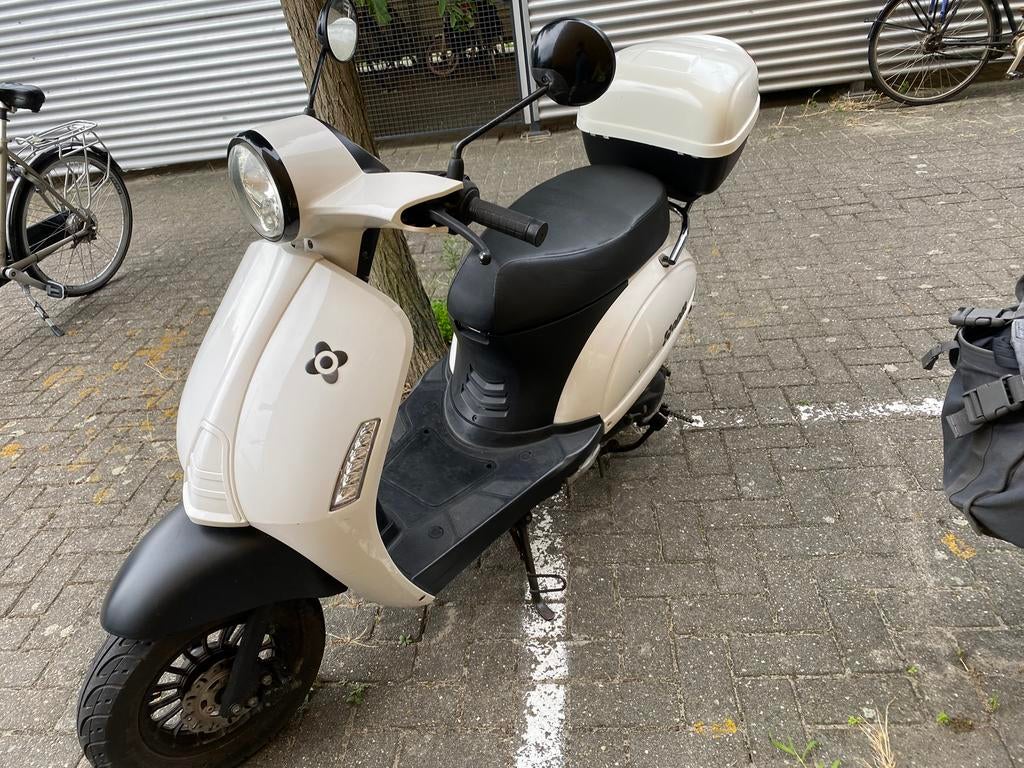 Geschorste scooter geel kenteken start niet, Fietsen en Brommers, Ophalen, Zo goed als nieuw, Benzine