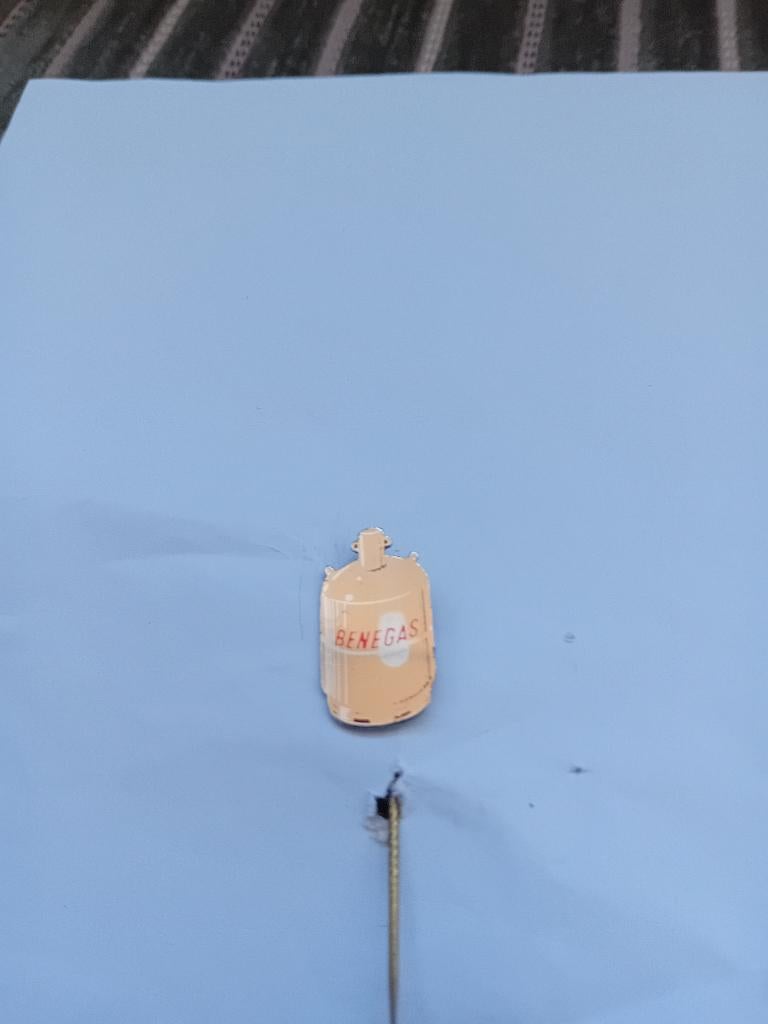 Pin - BENEGAS, Ophalen of Verzenden, Zo goed als nieuw, Merk, Speldje of Pin