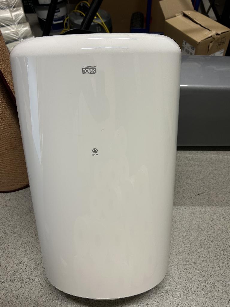 Vuilnisbakken - TORK- 2 stuks, Ophalen, Kunststof, 50 tot 75 cm, Zo goed als nieuw