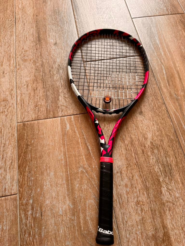 Babolat boos aero pink tennis racket, Sport en Fitness, Tennis, Ophalen of Verzenden, Zo goed als nieuw, Racket, Babolat