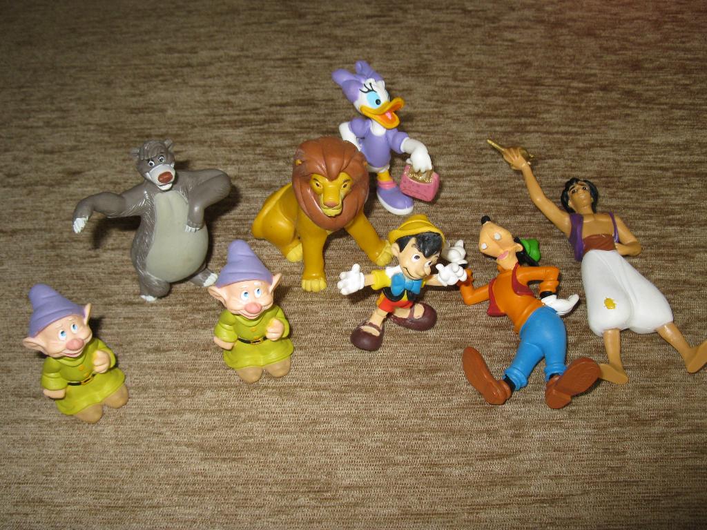 Disney figuren staand en liggend., Verzamelen, Disney, Ophalen of Verzenden, Overige figuren, Zo goed als nieuw, Beeldje of Figuurtje