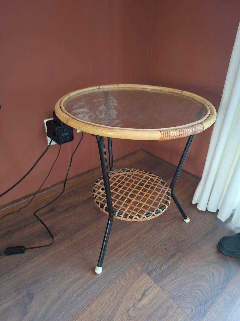 Vintage rotan bijzettafel met glazen blad, Huis en Inrichting, Tafels | Bijzettafels, Overige materialen, Minder dan 55 cm, Gebruikt
