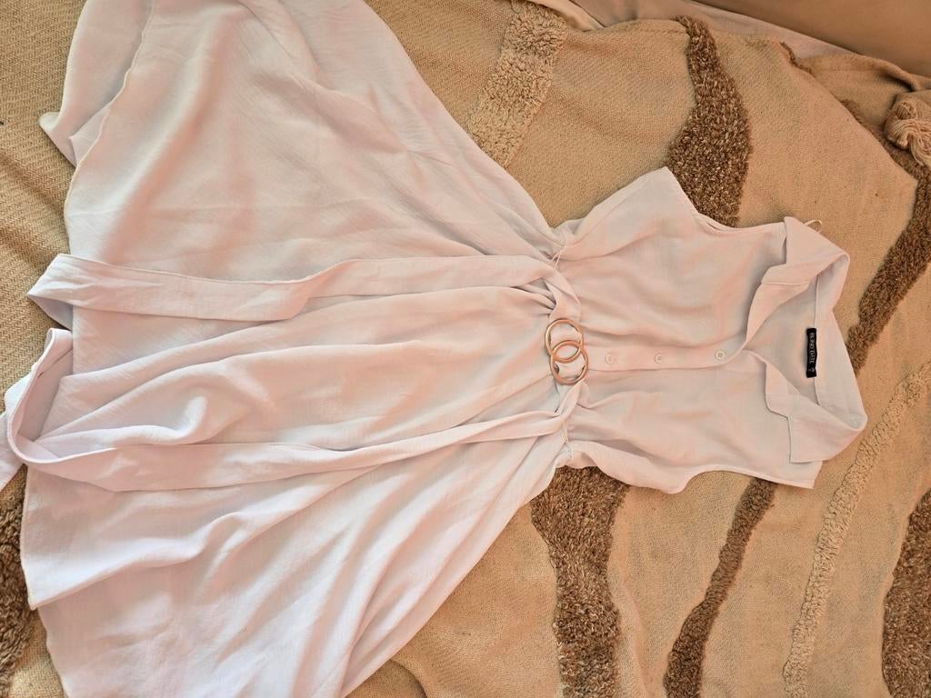 Witte jurk met riem en gouden ringen, Ophalen of Verzenden, Zo goed als nieuw, Roze, Onder de knie