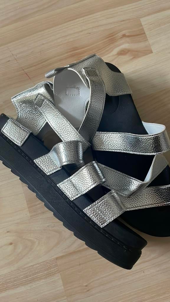 Nieuw zilverkleur sandalen maat 39, Ophalen of Verzenden, Nieuw, Sandalen of Muiltjes