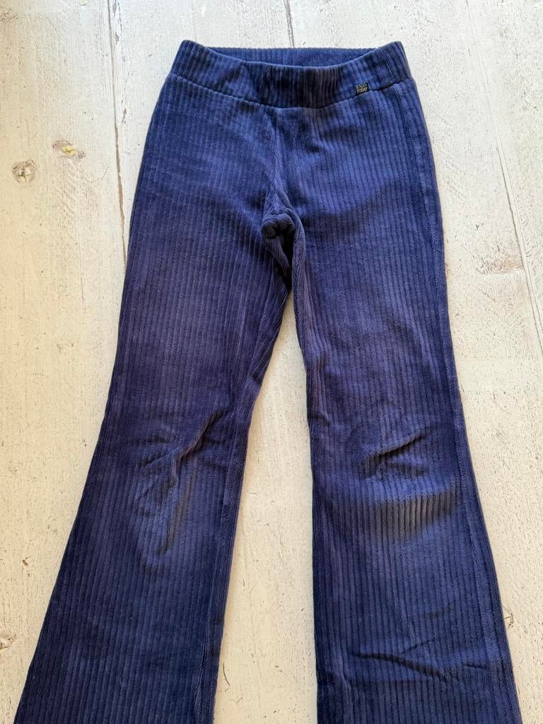 Flared rib broek meisje creme en blauw mt 128 en 134, Ophalen of Verzenden, Zo goed als nieuw, Blauw, W27 (confectie 34) of kleiner